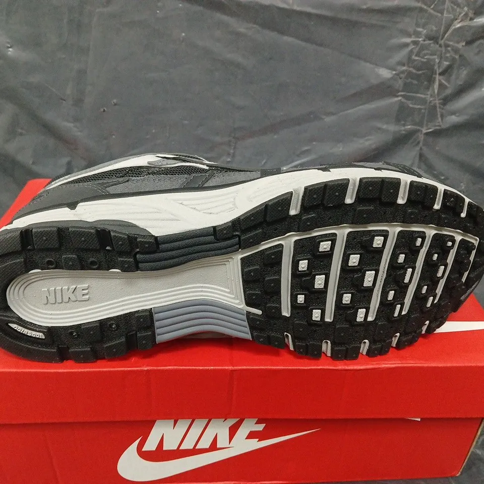 BOXED PAIR OF NIKE P-6000 TRAINERS - UK SIZE 8