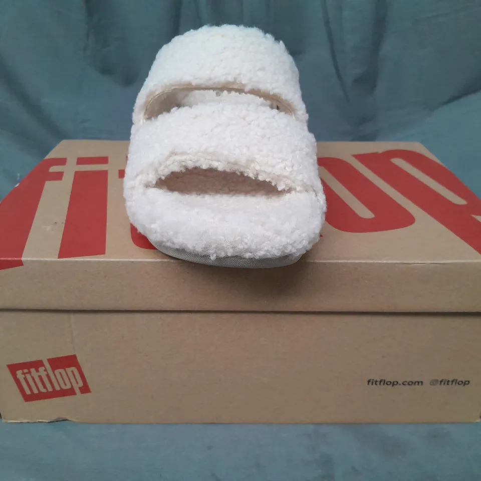 BOXED PAIR OF FITFLOP OPEN TOE FLEECE SANDALS IN IVORY UK SIZE 8