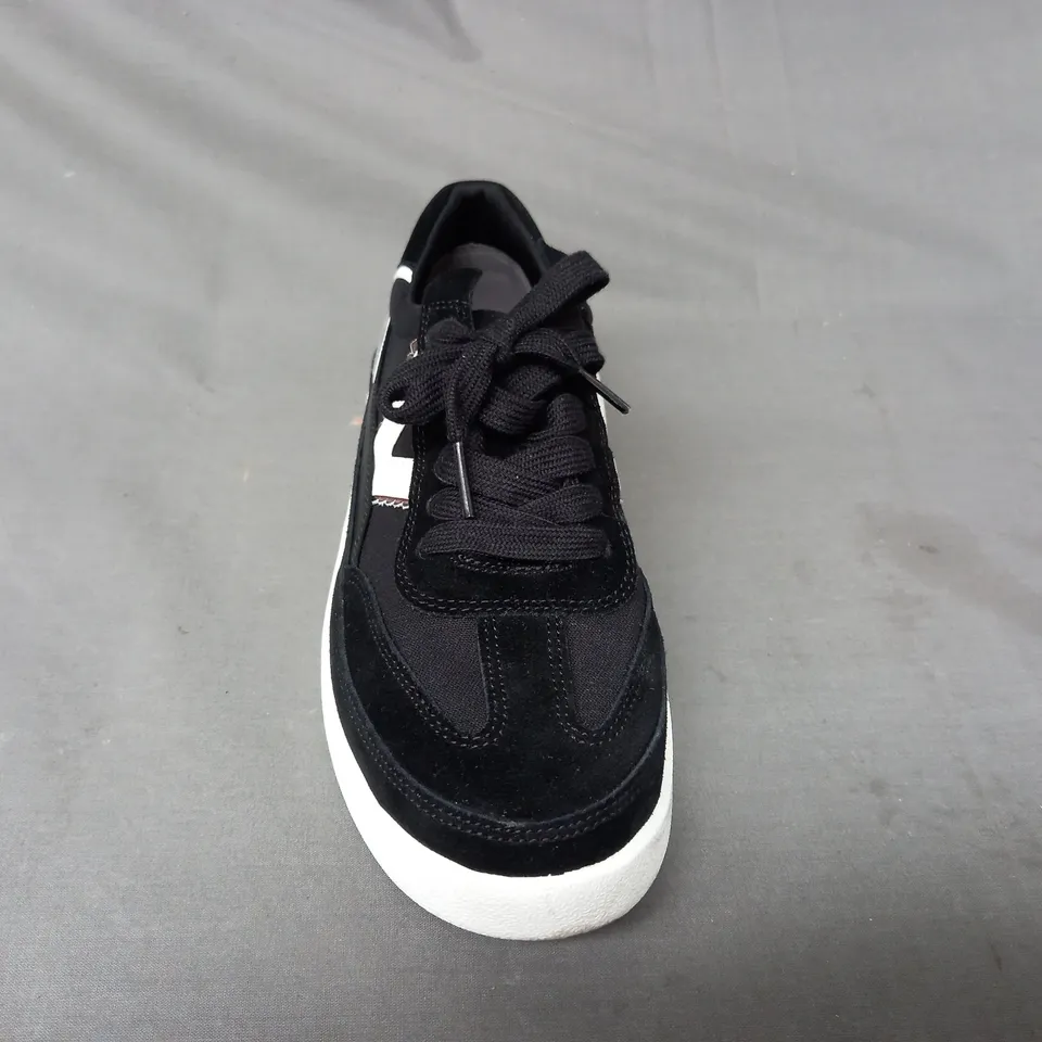 BOXED PAIR OF VIONIC MYLIE TRAINERS IN BLACK SIZE 5.5