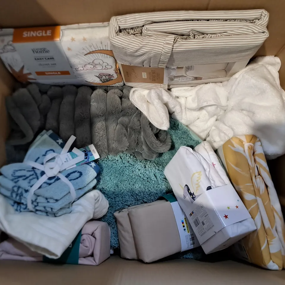 LOT OF APPROXIMATELY 16 ASSORTED BEDDING AND SOFT FURNISHING  ITEMS TO INCLUDE STITCH DUVET, MATTRESS PROTECTOR AND THROWS