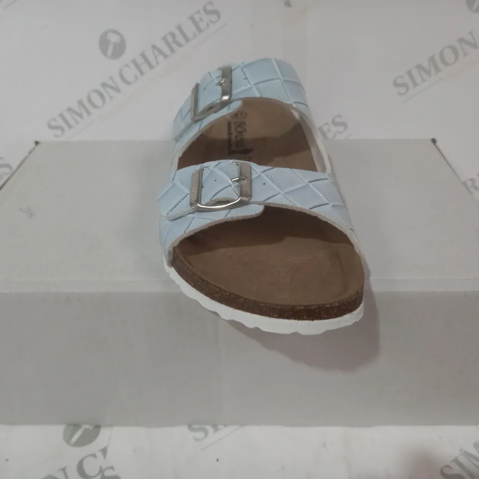 BOXED PAIR OF BONOVA OPEN TOE SANDALS IN LIGHT BLUE SIZE 8