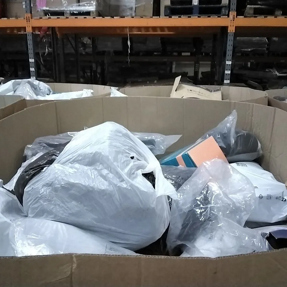 PALLET CONTAINING ASSORTED PILLOWS 