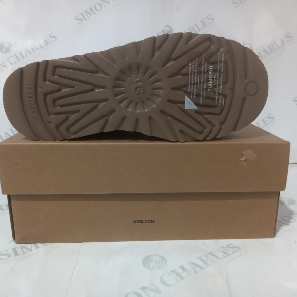 BOXED PAIR OF UGG WTAZZ SHOES IN CHESTNUT UK SIZE 5