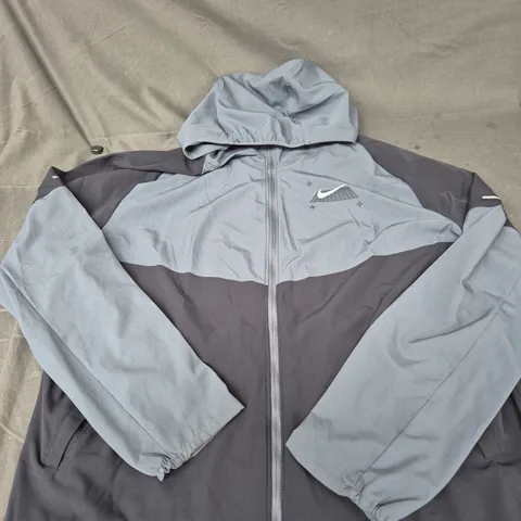NIKE WINDBREAKER JACKET – MEN’S GREY/CHARCOAL, SIZE XL