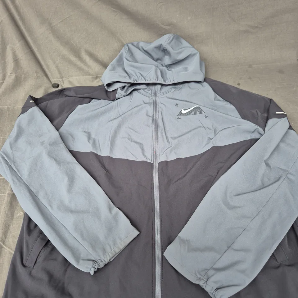 NIKE WINDBREAKER JACKET – MEN’S GREY/CHARCOAL, SIZE XL