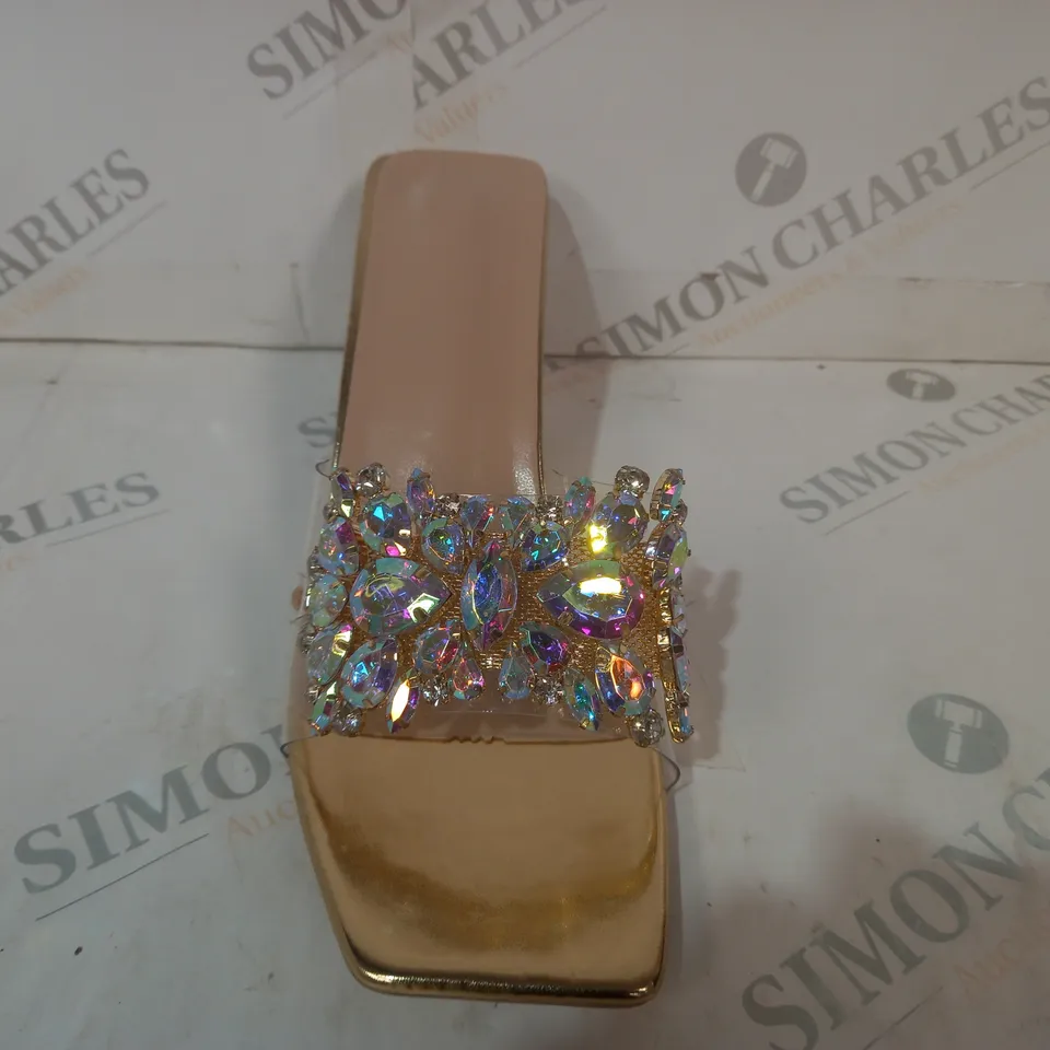 BOXED PAIR OF DESIGNER OPEN TOE LOW HEELED SANDALS IN METALLIC GOLD W. JEWEL EFFECT EU SIZE 43