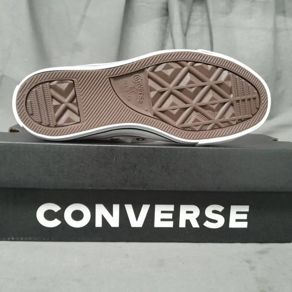 BOXED PAIR OF CONVERSE ALL STAR LOW SHOES IN WHITE UK SIZE 3