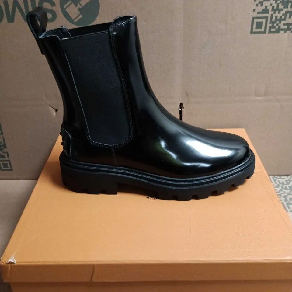 BOXED PAIR OF TOD'S BOOTS IN BLACK - 5
