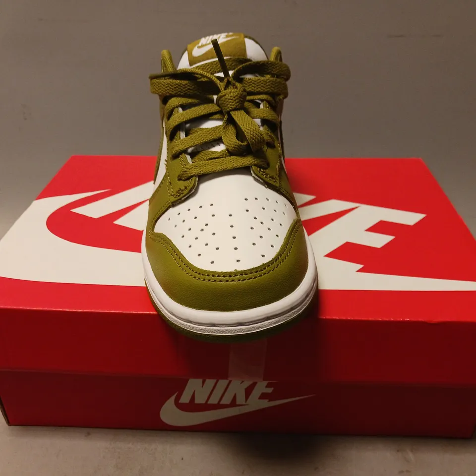 BOXED PAIR OF NIKE DUNK LOW RETRO SHOES IN WHITE/PACIFIC MOSS UK SIZE 5