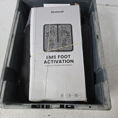 BOX CONTAINING A MIX OF 10 ASSORTED ITEMS INCLUDING EMS FOOT ACTIVATION, TABLET CASE, LUNCHBOX ETC. 