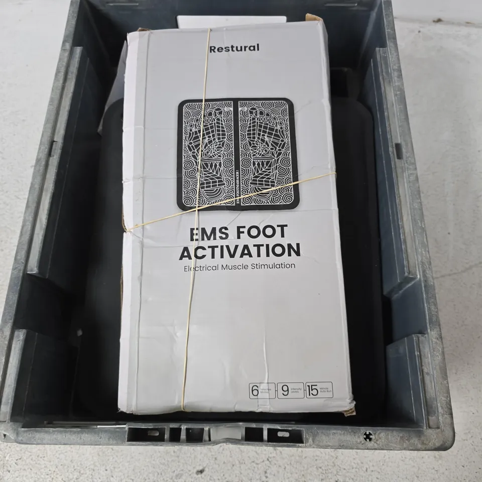 BOX CONTAINING A MIX OF 10 ASSORTED ITEMS INCLUDING EMS FOOT ACTIVATION, TABLET CASE, LUNCHBOX ETC. 