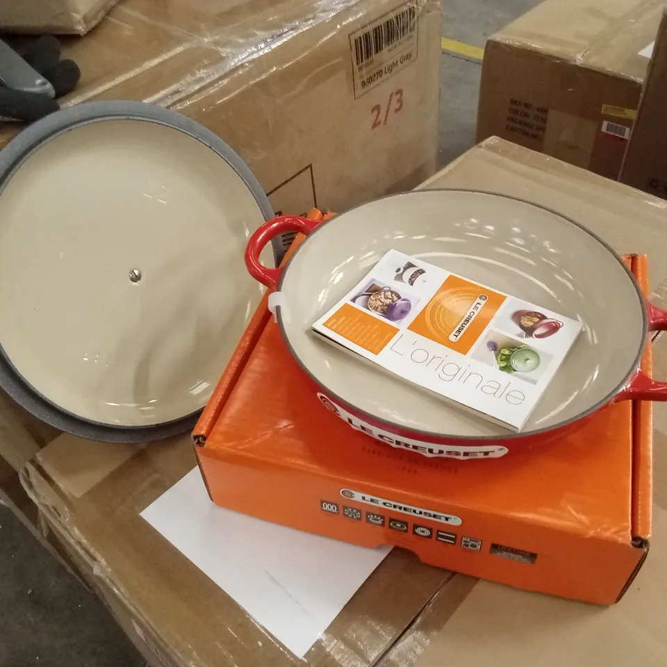 BOXED LE CREUSET SIGNATURE CASSEROLE 22cm