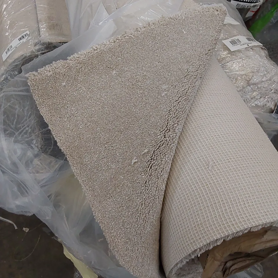 ROLL OF QUALITY ENDLESS CHARM CARPET // SIZE: APPROX. 5 X 3.2m