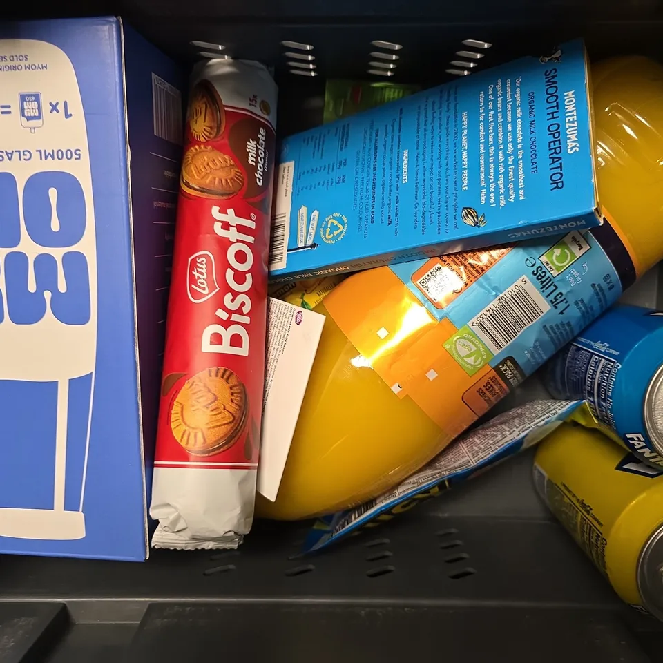 APPROXIMATELY 10 ASSORTED FOOD & DRINK ITEMS TO INCLUDE - FERRERO ROCHER MILK CHOCOLATE BAR , PERCY PIG SQUIDGY SNOUTS , MOUNTAIN DEW BAJA BLAST ETC