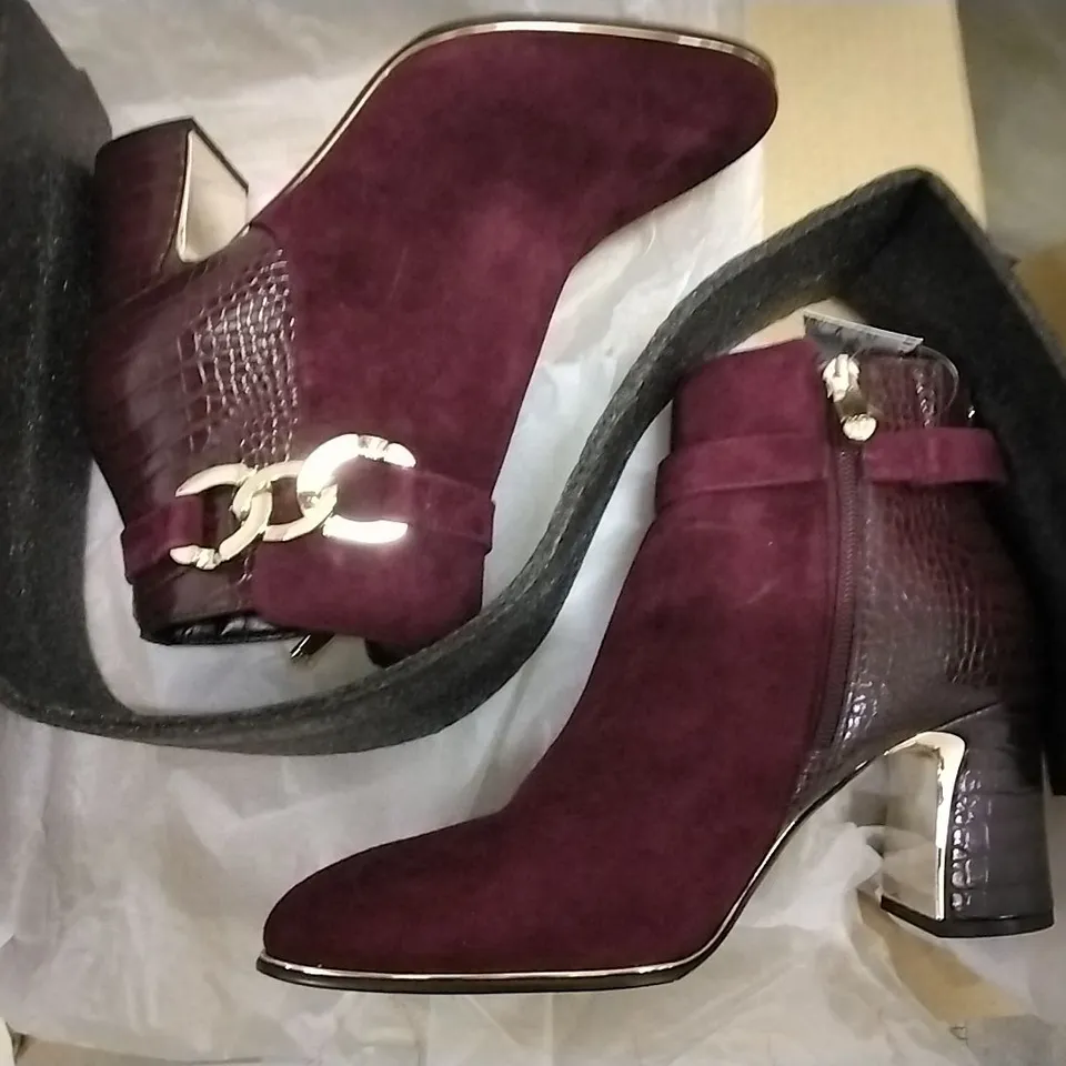 3 SHOE BOXES CONTAINING 2 × CLARKS ELAYNE SANDLE SAND LEATHER SIZE 5, MODA BY PERRA LORI ANKLE BOOT BURGUNDY SIZE 8