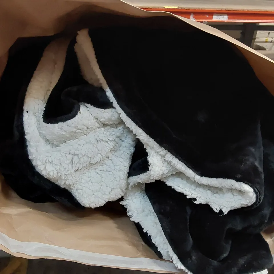 BAGGED REVERSIBLE SOFT SHERPA FLEECE FUR THICK DUAL SIDED BLANKET THROW - SIZE UNSPECIFIED (1 ITEM)