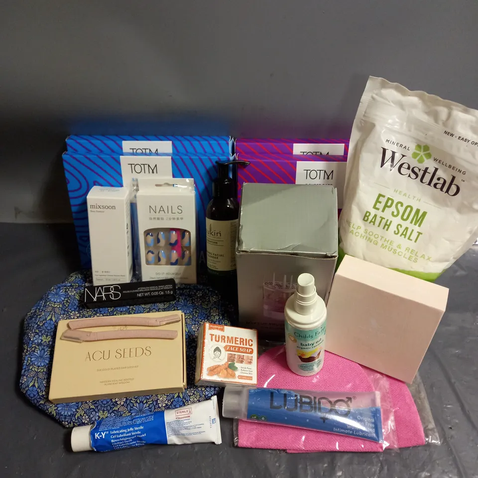 APPROXIMATELY 20 ASSORTED COSMETICS PRODUCTS TO INCLUDE - MAKEUP BRUSH CLEANER - NARS AFTERGLOW LIPSTICK IN HIGH GEAR - TOTM PERIOD PADS - ETC 