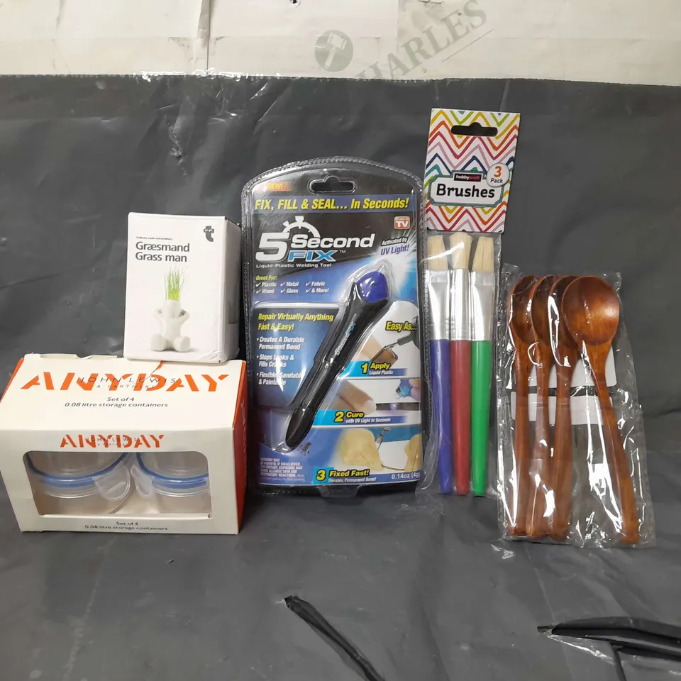 BOX OF APPROXIMATELY 12 ASSORTED ITEMS TO INCLUDE - 5 SECOND FIX , WOODEN SPOON , 3 PACK OF BRUSHES ETC