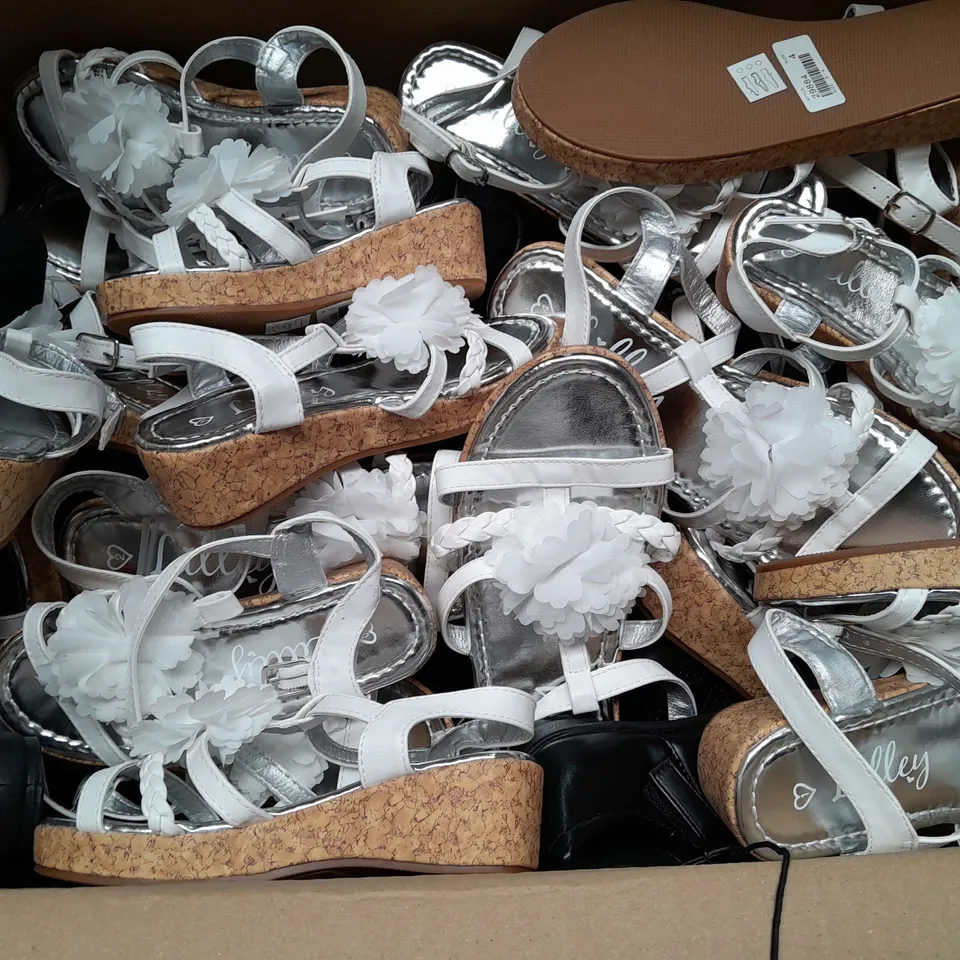 BOX OF APPROX 32 ASSORTED KIDS SHOES IN VARIOUS SIZES & COLOURS 