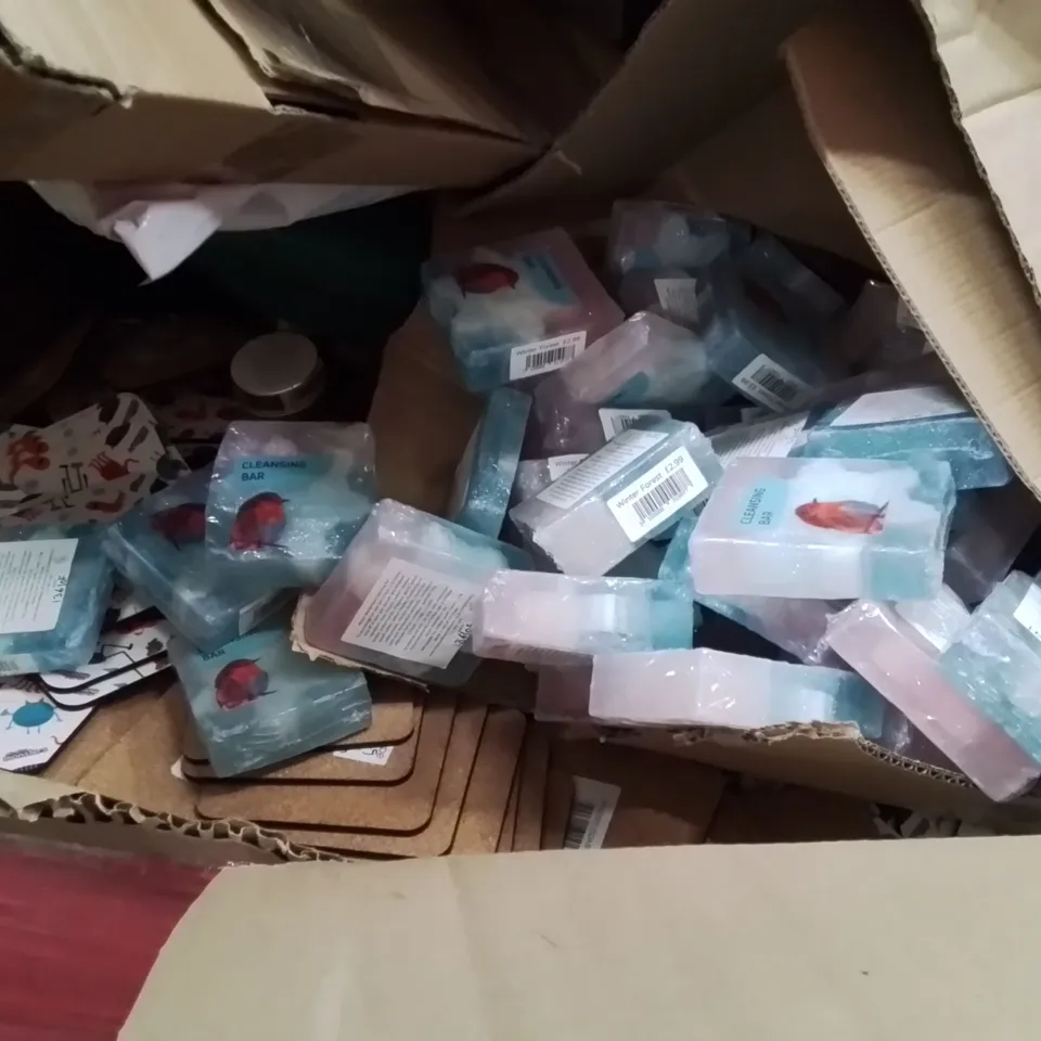 PALLET CONTAINING ASSORTED ITEMS TO INCLUDE: A LARGE QUANTITY OF SCENTED CANDLES AND SOAP BARS, VANCASSO DINING SET, GAMING CHAIR, LED MIRROR, LARGE RUG ECT