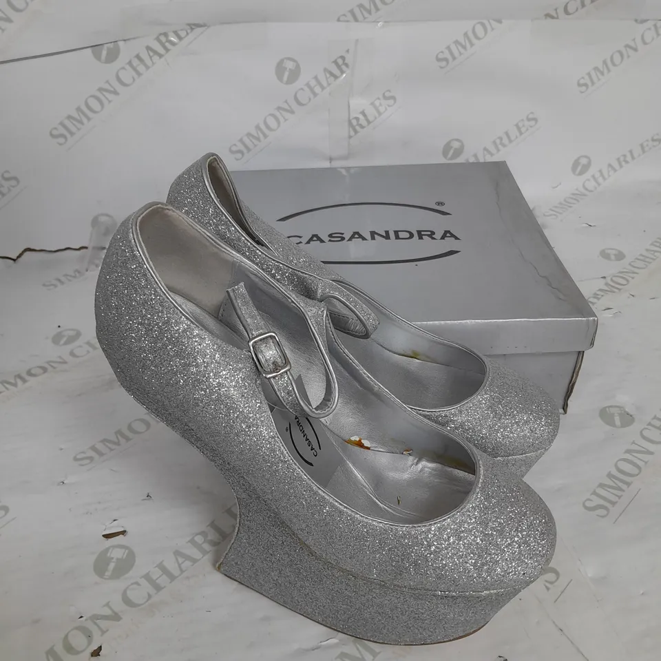 BOXED PAIR OF CASSANDRA PLATFORM SHOE IN SILVER GLITTER SIZE 7