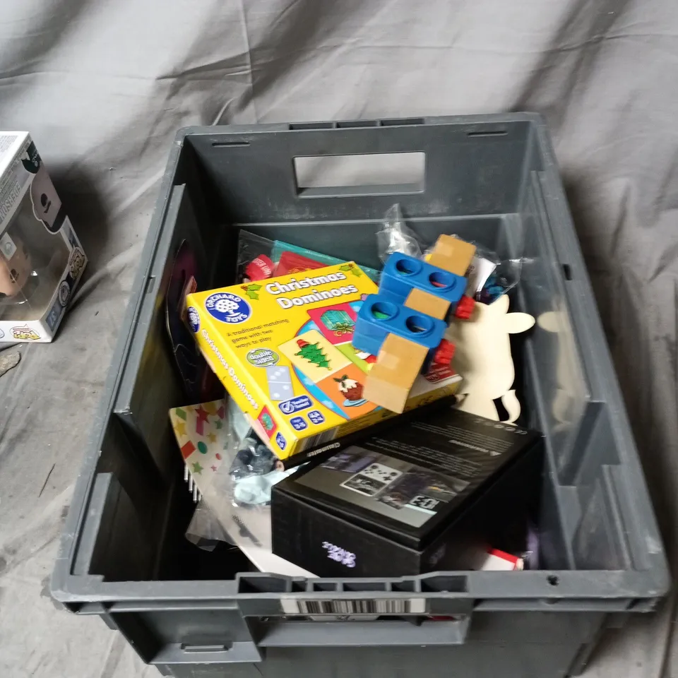 APPROXIMATELY 12 ASSORTED ITEMS OF TOYS AND GAMES INCLUDIUNG GAME CONSOLE, SKYJO CARDS AND CHRISTMAS DOMINOES
