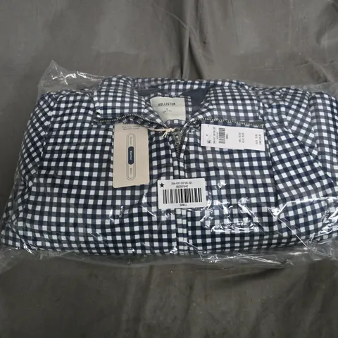 BAGGED HOLLISTER THERMAL TESTED CHECK JACKET IN WHITE/BLUE - SMALL