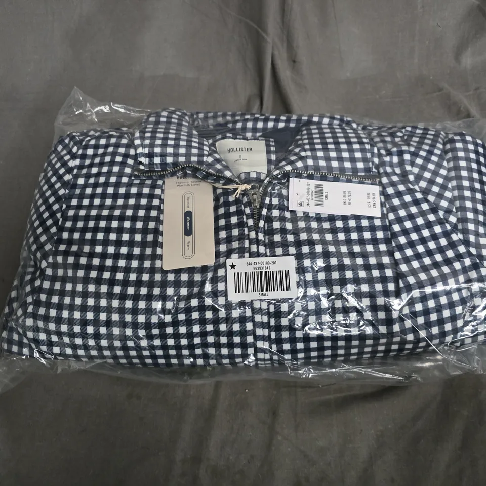 BAGGED HOLLISTER THERMAL TESTED CHECK JACKET IN WHITE/BLUE - SMALL