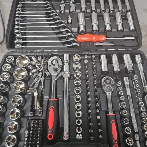 219PC SOCKET SET IN CARRY CASE WITH TWO RATCHETS AND ASSORTMENT OF SOCKETS & BITS 