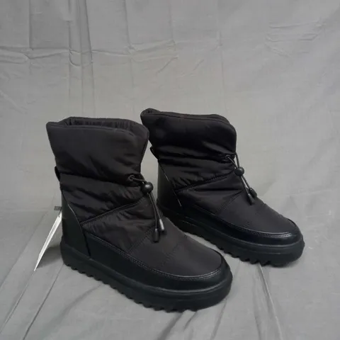 UNBOXED PAIR OF APRES SKI BLACK BOOTS SIZE 40