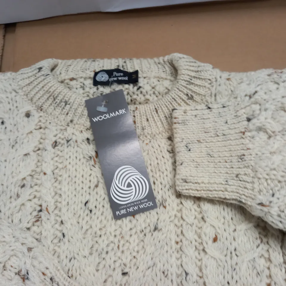 LOT OF 10 AS NEW PURE NEW WOOL KNITTED CREW JUMPERS IN ECRU - ALL M