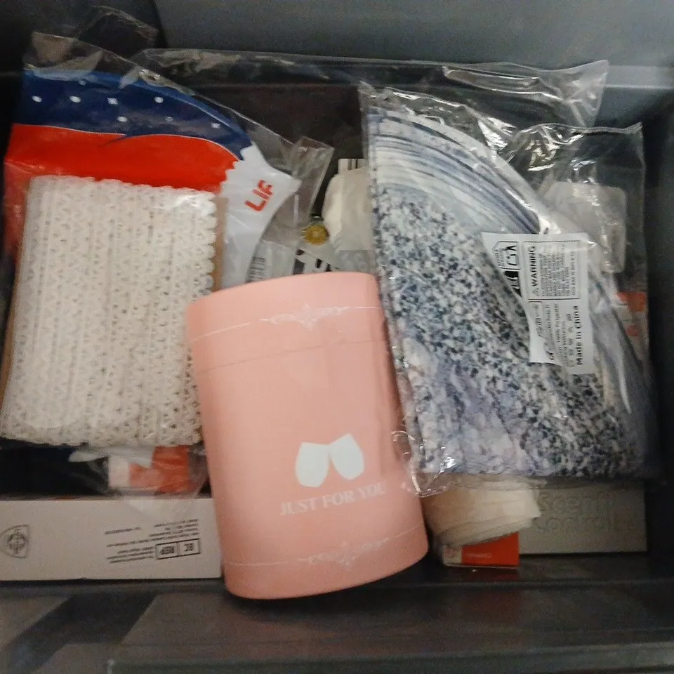 APPROXIMATEY 15 HOUSEHOLD ITEMS TO INCLUDE SMALL GIFT BAGS, LED HEADTORCH AND FOOD WASTE BAGS