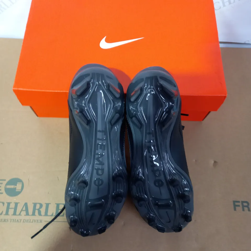 BOXED PAIR OF NIKE BLACK FOOTBALL BOOTS SIZE 4.5