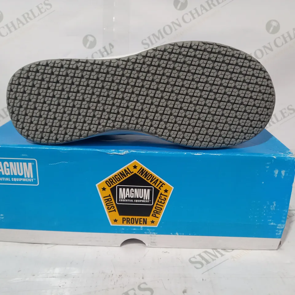 BOXED PAIR OF MAGNUM LAGUNA SHOES IN WHITE UK SIZE 7