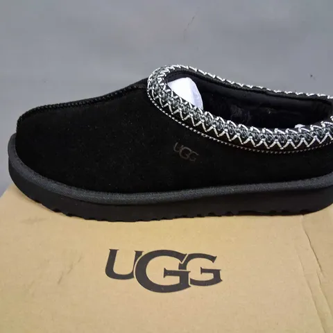 BOXED UGG KWAN W BAILEY BUTTON TZ07 SIZE 7