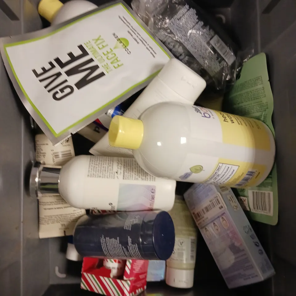 APPROXIMATELY 20 ASSORTED HEALTH & BEAUTY PRODUCTS TO INCLUDE VO5 STYLING PASTE, GIVE ME FACE FIX, CHINESE GINSENG POLISHING MASK ETC 