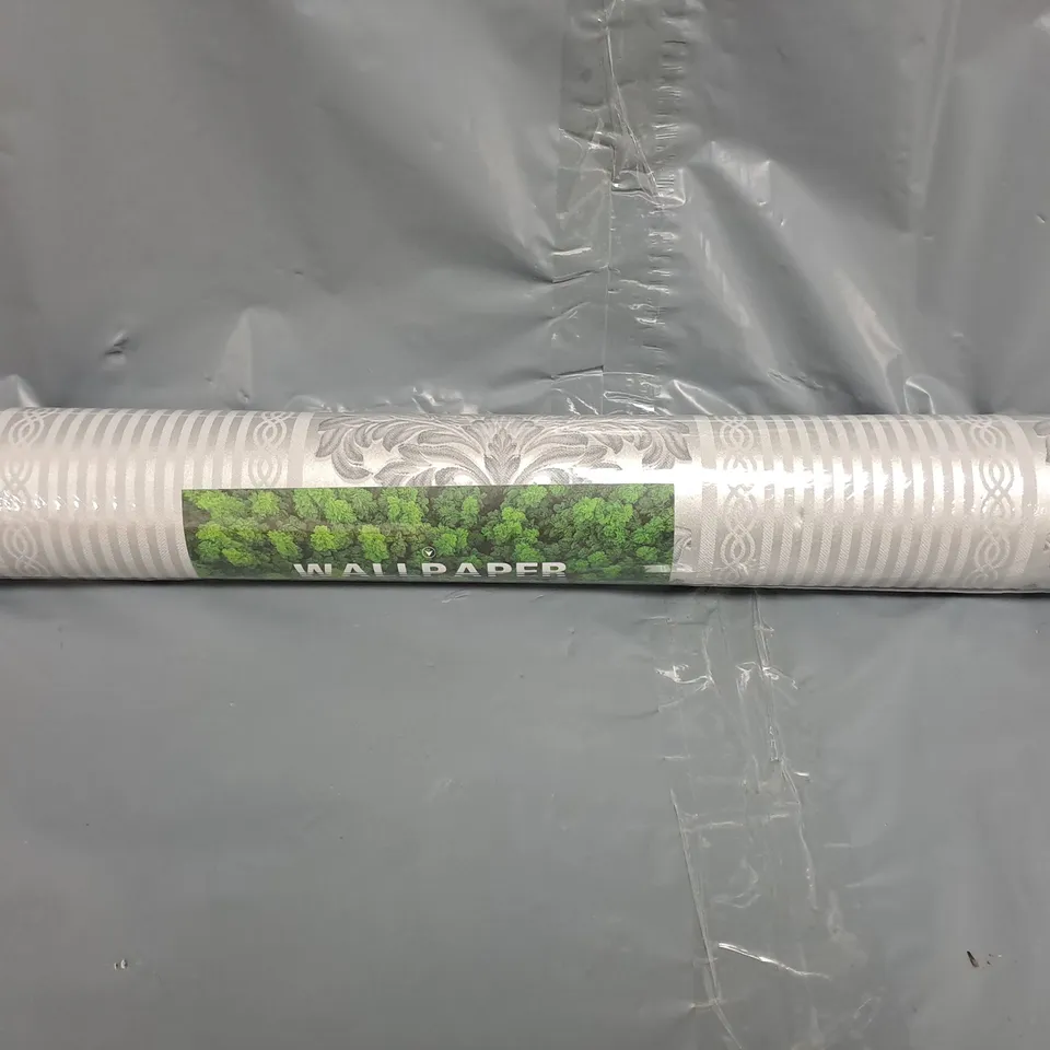 UNBRANDED PATTERNED ROLL OF WALLPAPER IN SILVER/GREY - SIZE UNSPECIFIED