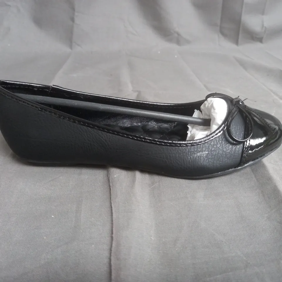BOX OF APPROXIMATELY 12 BLACK TOE CAP BALLERINA SHOES IN VARIOUS 