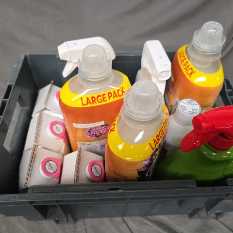 APPROXIMATELY 8 ASSORTED HOUSEHOLD LIQUID PRODUCTS TO INCLUDE - WASHING UP LIQUID , FUNGUS FIGHTER , URINE REMOVER , ETC - COLLECTION ONLY