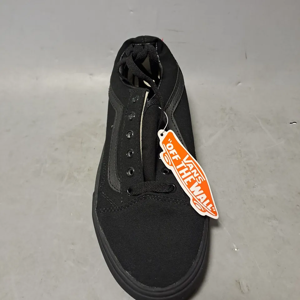 PAIR OF VANS OFF THE WALL LOW TOP FLAT SHOES IN BLACK SIZE 6