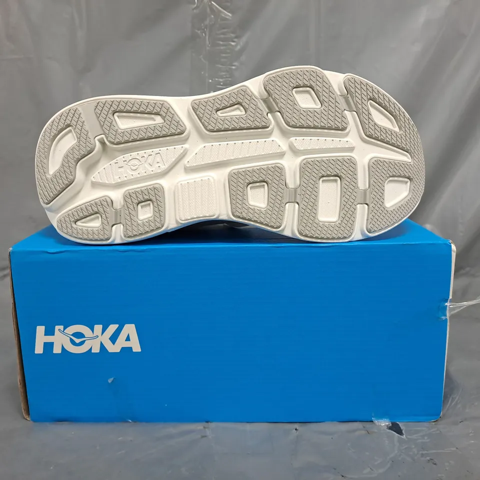 BOXED PAIR OF HOKA BONDI 9 SHOES IN LIGHT GREY SIZE UK SIZE 7