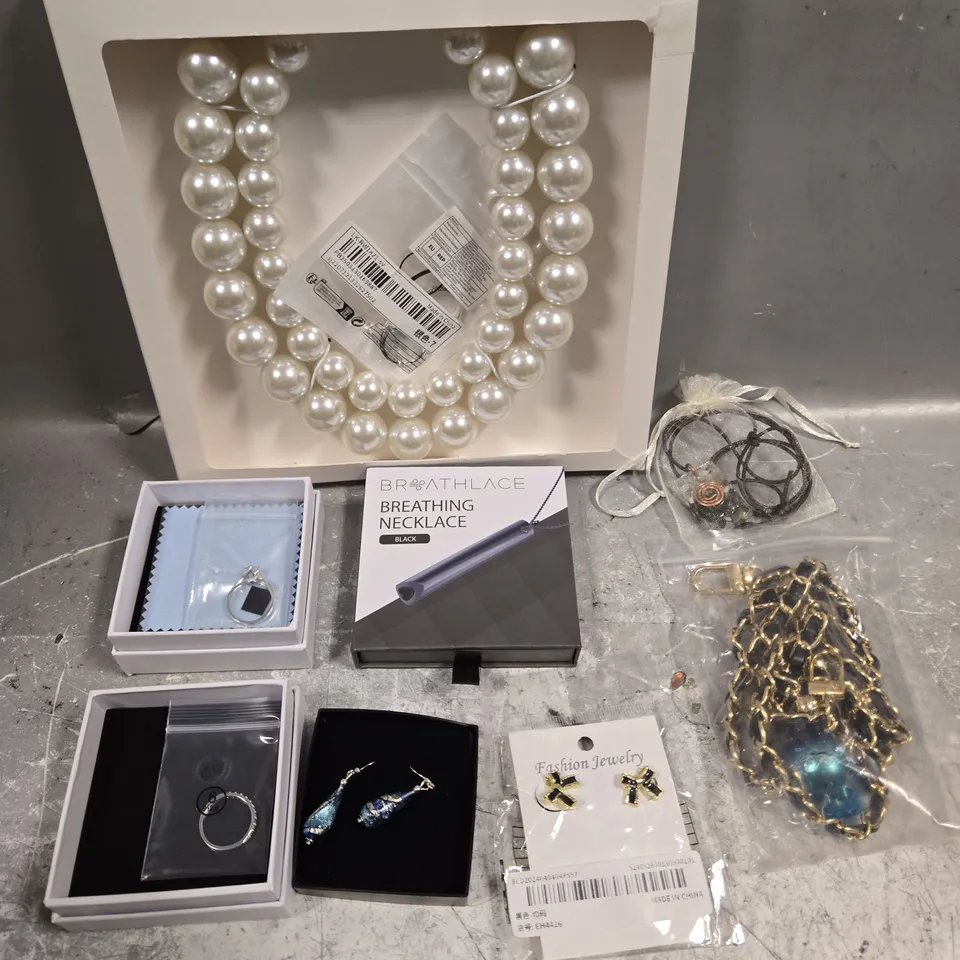 APPROXIMATELY 20 ASSORTED JEWELLERY PRODUCTS TO INCLUDE NECKLACES, RINGS, BRACELETS ETC 