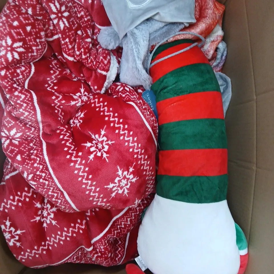 APPROXIMATELY 10 ASSORTED CHRISTMAS THEMED PRODUCTS TO INCLUDE THROWS, DECOR ETC