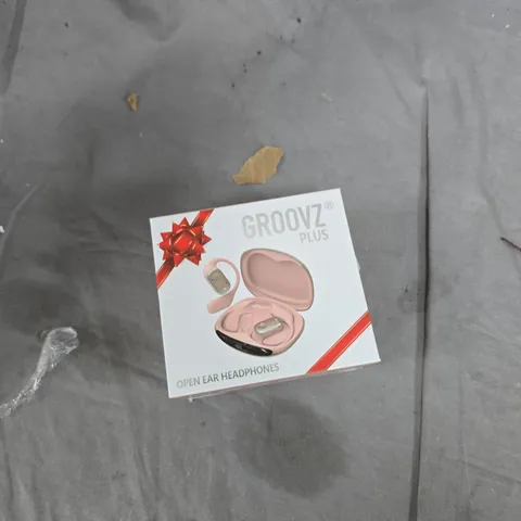 BOX OF APPROXIMATELY 18 ASSORTED ITEMS TO INCLUDE: 2X GROOVZ PLUS 