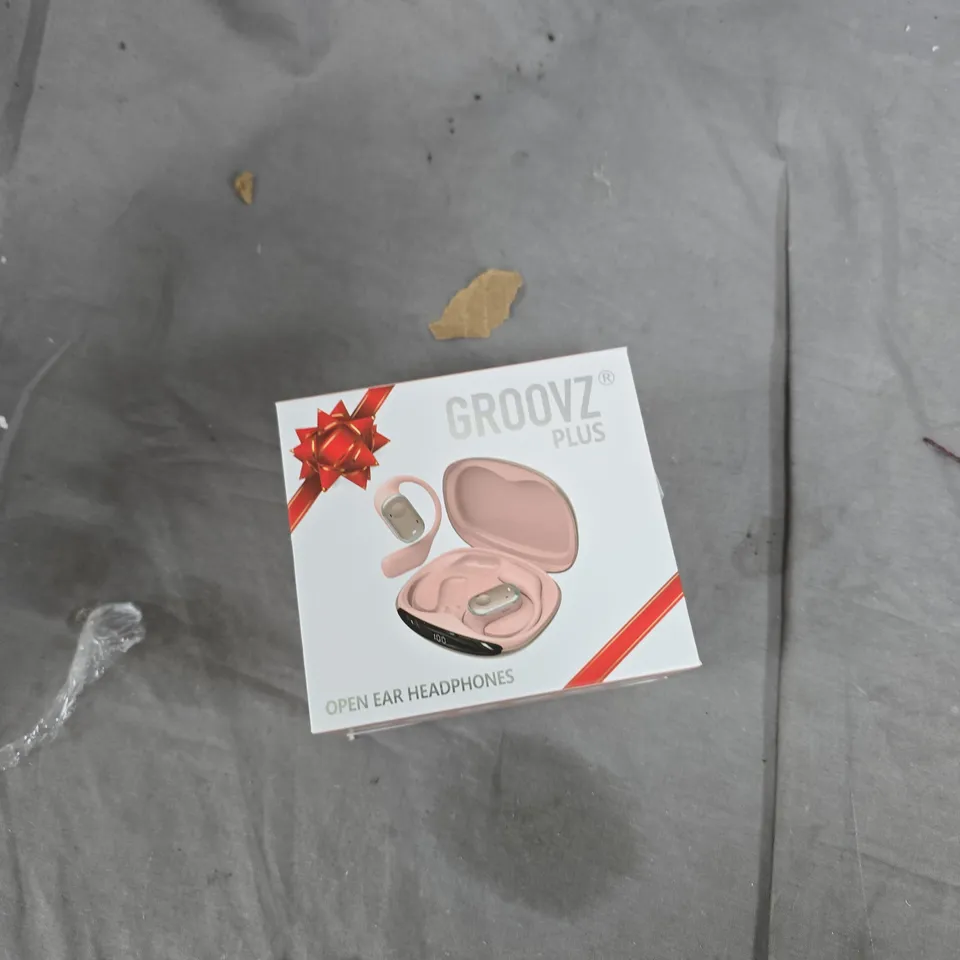 BOX OF APPROXIMATELY 18 ASSORTED ITEMS TO INCLUDE: 2X GROOVZ PLUS 