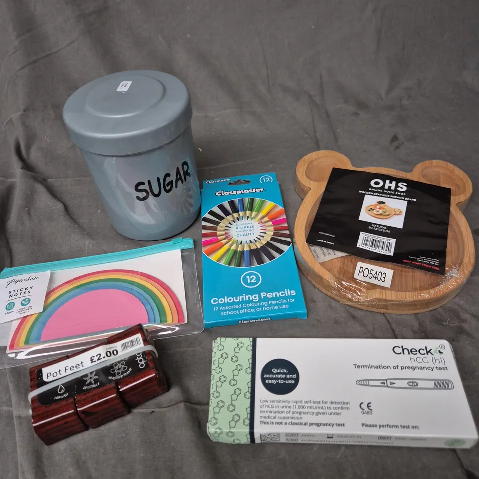 APPROXIMATELY 20 ASSORTED HOUSEHOLD PRODUCTS TO INCLUDE STICKY NOTES, COLOURING PENCILS, SERVING DISH ETC 