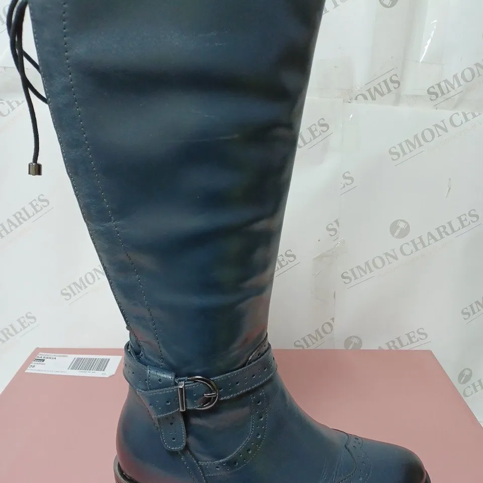 BOXED PAIR OF MODA IN PELLE SASSKIA KNEE BOOTS, NAVY - SIZE 7