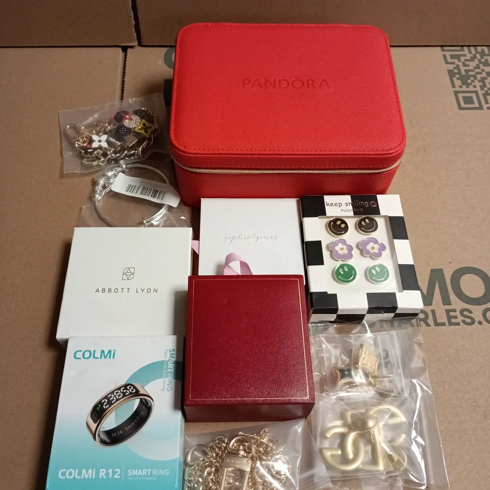 APPROXIMATELY 10 ASSORTED JEWELLERY ITEMS TO INCLUDE - NECKLACE ,WATCH , EARRINGS ETC