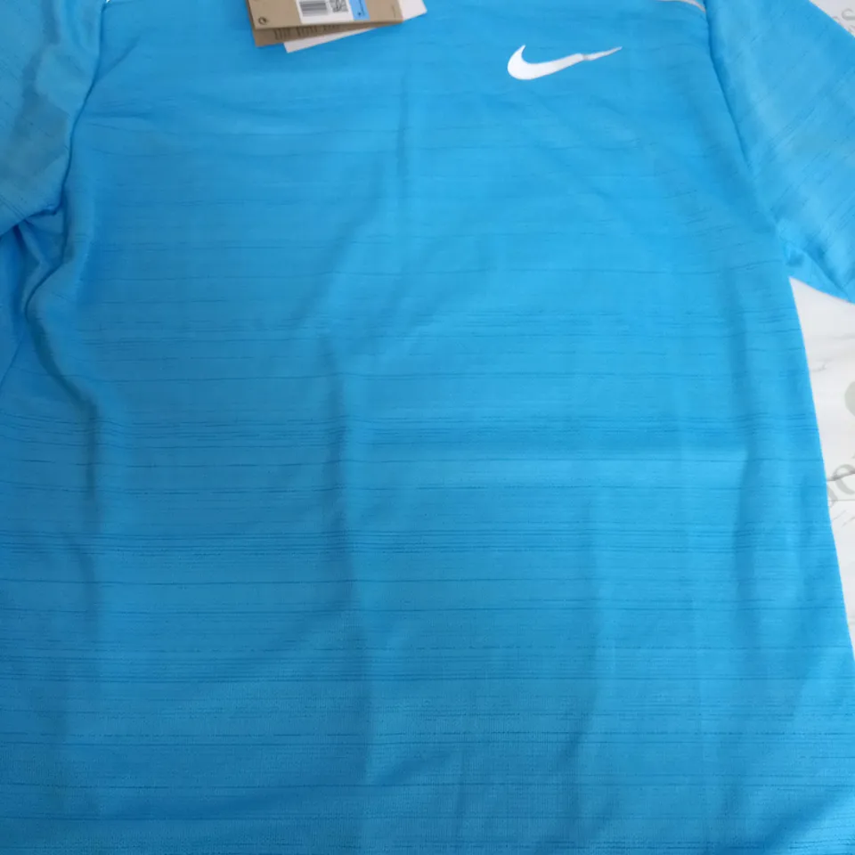NIKE RUNNING DRI FIT LIGHT BLUE T-SHIRT - MEDIUM