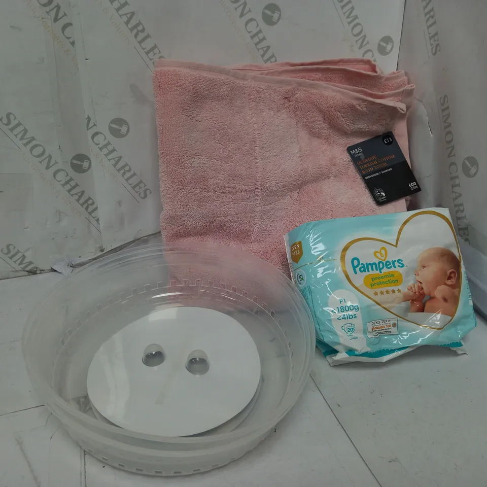 APPROXIMATELY 10 ASSORTED HOUSEHOLD ITEMS TO INCLUDE MICROWAVE PLATE COVER, PAMPERS DIAPER COLLECTION, M&S BATH TOWEL, ETC